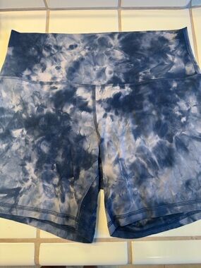 lululemon athletica High-Waist Tie-Dye Shorts - Navy/White